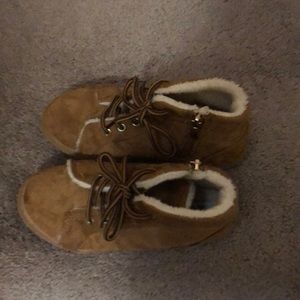 Boys Sherpa lined shoes size 1